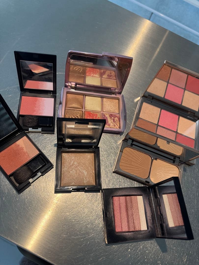 複数ブランドのパウダーチークとハイライトセット