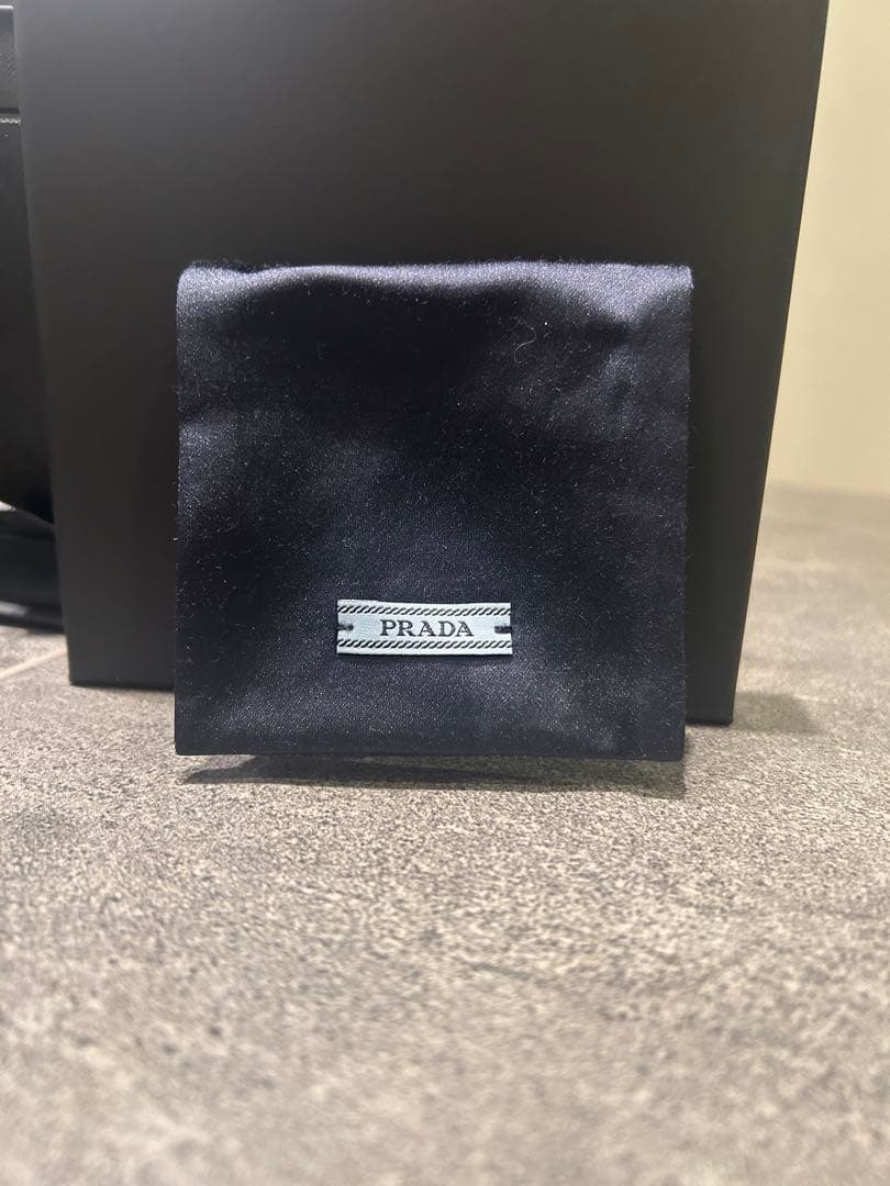 センチュリオン AMEX￼ PRADA ブラックレザーブレスレット