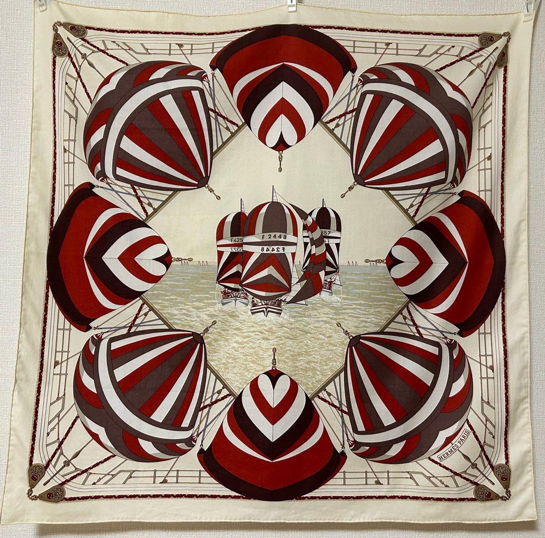 エルメスのスカーフ 白地に赤とブラウンの気球デザイン ロゴ付き 70センチ