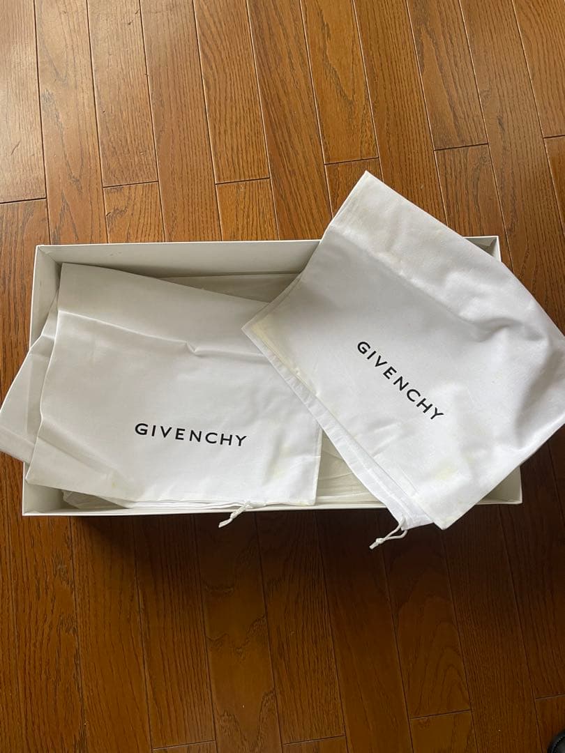 ピンクの猫 GIVENCHY ジバンシー・エンボス加工レインブーツ