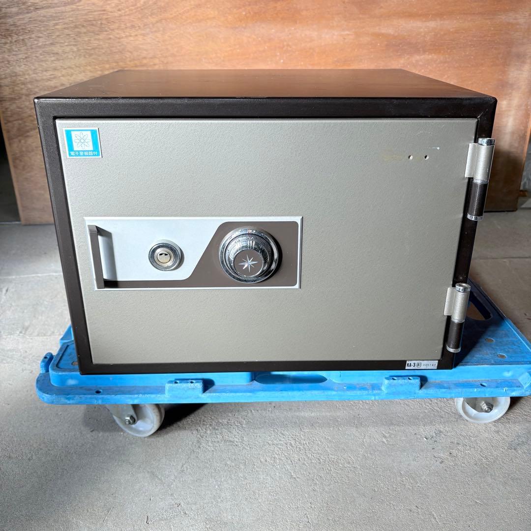 【福岡】 耐火金庫 ダイヤル式 金庫 小型耐火金庫 クラウン 防犯