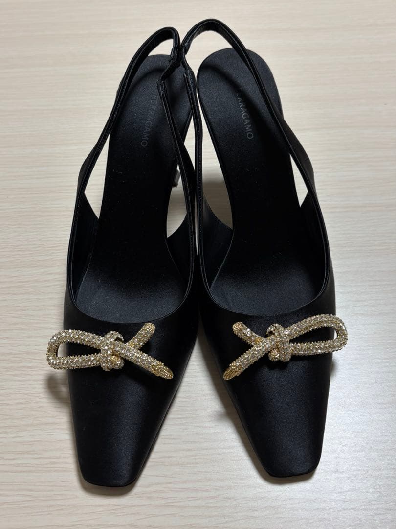 FERRAGAMO ブラックサテン ハイヒール　ゴールド金具　7