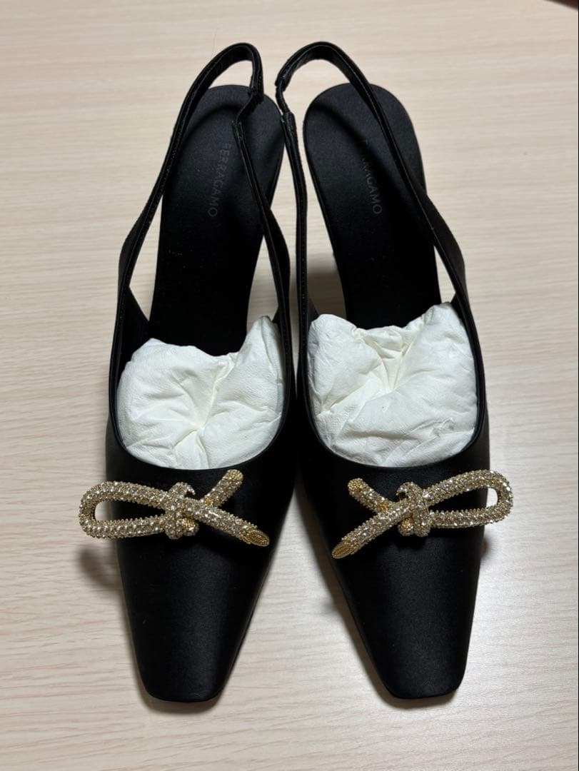 FERRAGAMO ブラックサテン ハイヒール　ゴールド金具　7