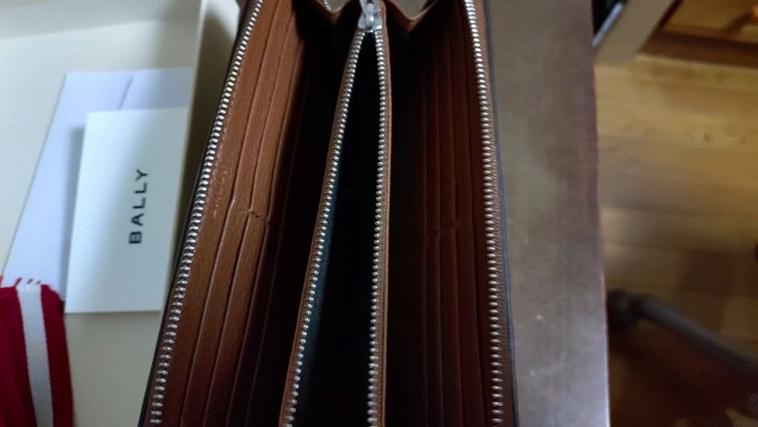 BALLY ブラウンレザー ラウンドファスナー 長財布