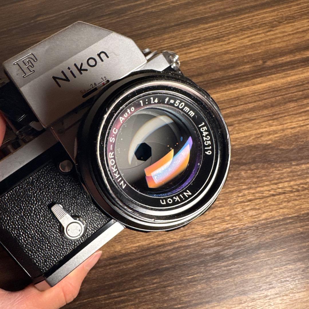 Nikon F フィルムカメラ + NIKKOR 50mm f/1.4 レンズ