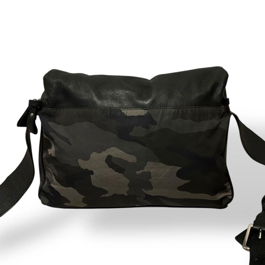エンポリオアルマーニ　メッセンジャーバッグ　ショルダーバッグ　カモフラ　メンズ