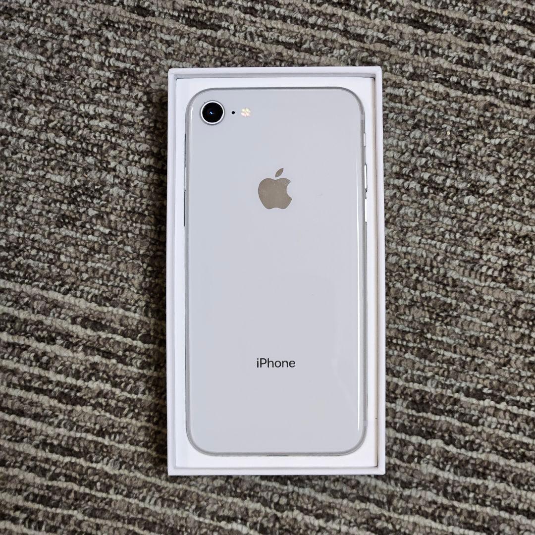 Apple iPhone 8 シルバー 本体 docomo