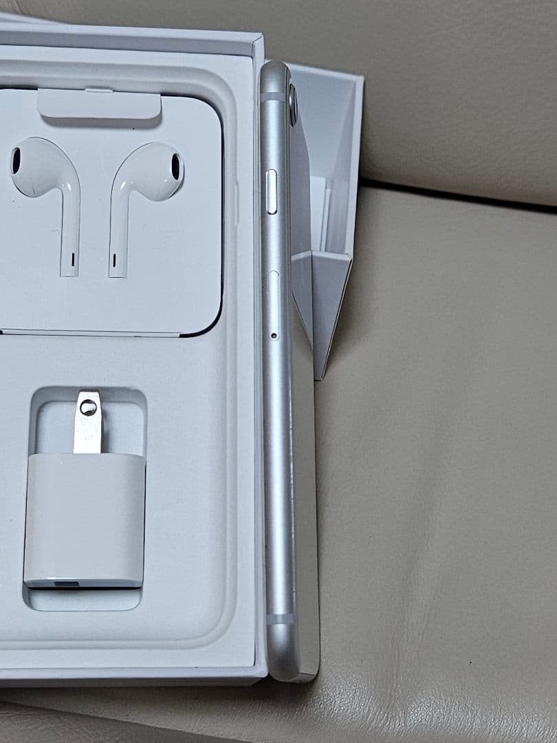 Apple iPhone 8 シルバー 本体 docomo