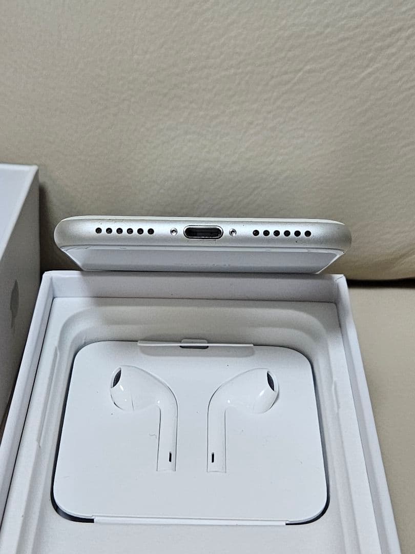 Apple iPhone 8 シルバー 本体 docomo