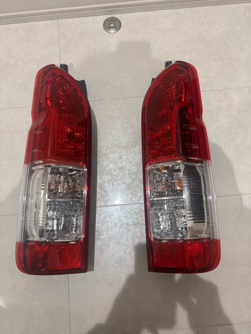 ハイエース　8型　DPS 新車外し　純正テールランプ