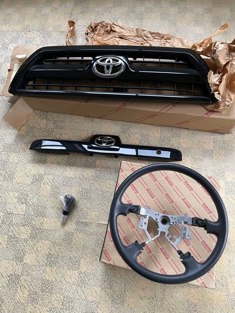 新品未使用トヨタハイラックスサーフ フロントグリル リアガーニッシュ シフトノブ