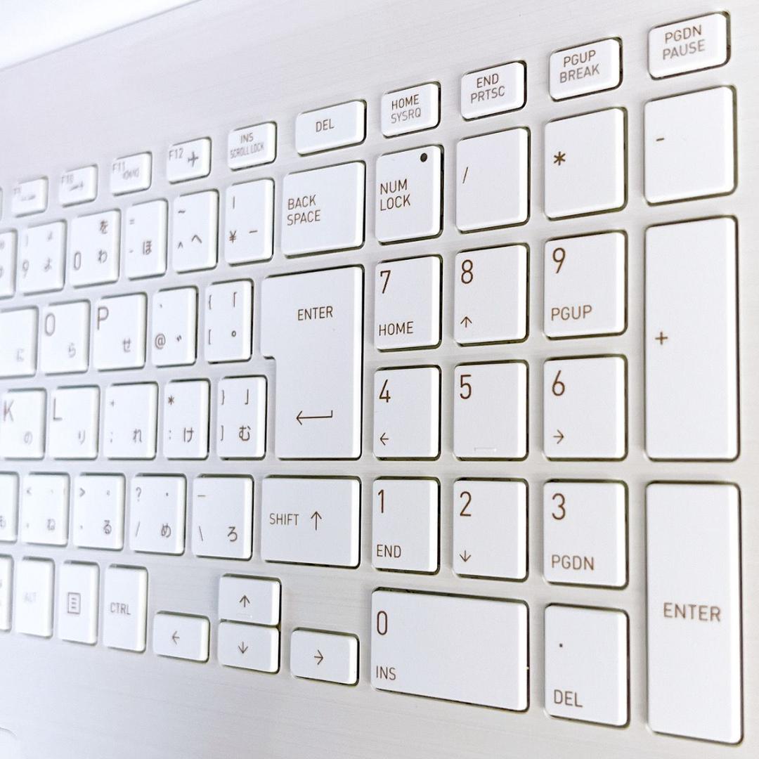 美品✨新品SSD✨お洒落ノートパソコン白✨Windows11✨カメラ/ブルーレイ