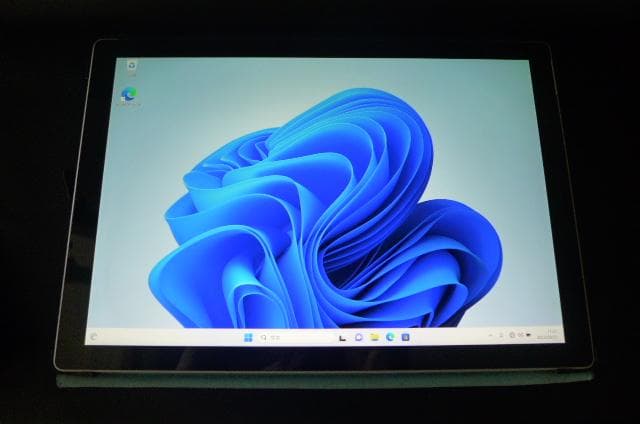 美品 マイクロソフト Surface Pro7 (i3/4GB/128GB)