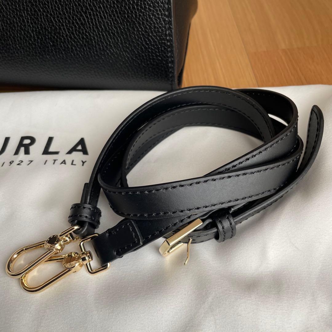 美品フルラ レザー2WAY ショルダーバッグ 現行ロゴ 黒