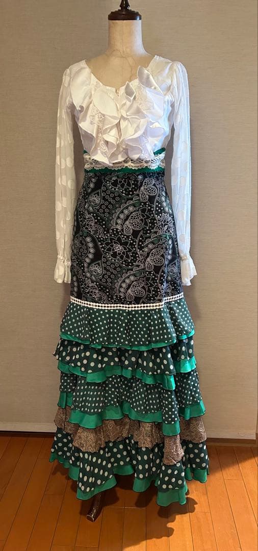 フラメンコ衣装　ブラック・ホワイト・グリーンファルダブラウスチャレコ3点セット
