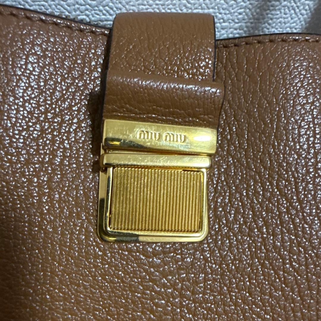 ハンドバッグ　miumiu マドラスレザー　トートバッグ