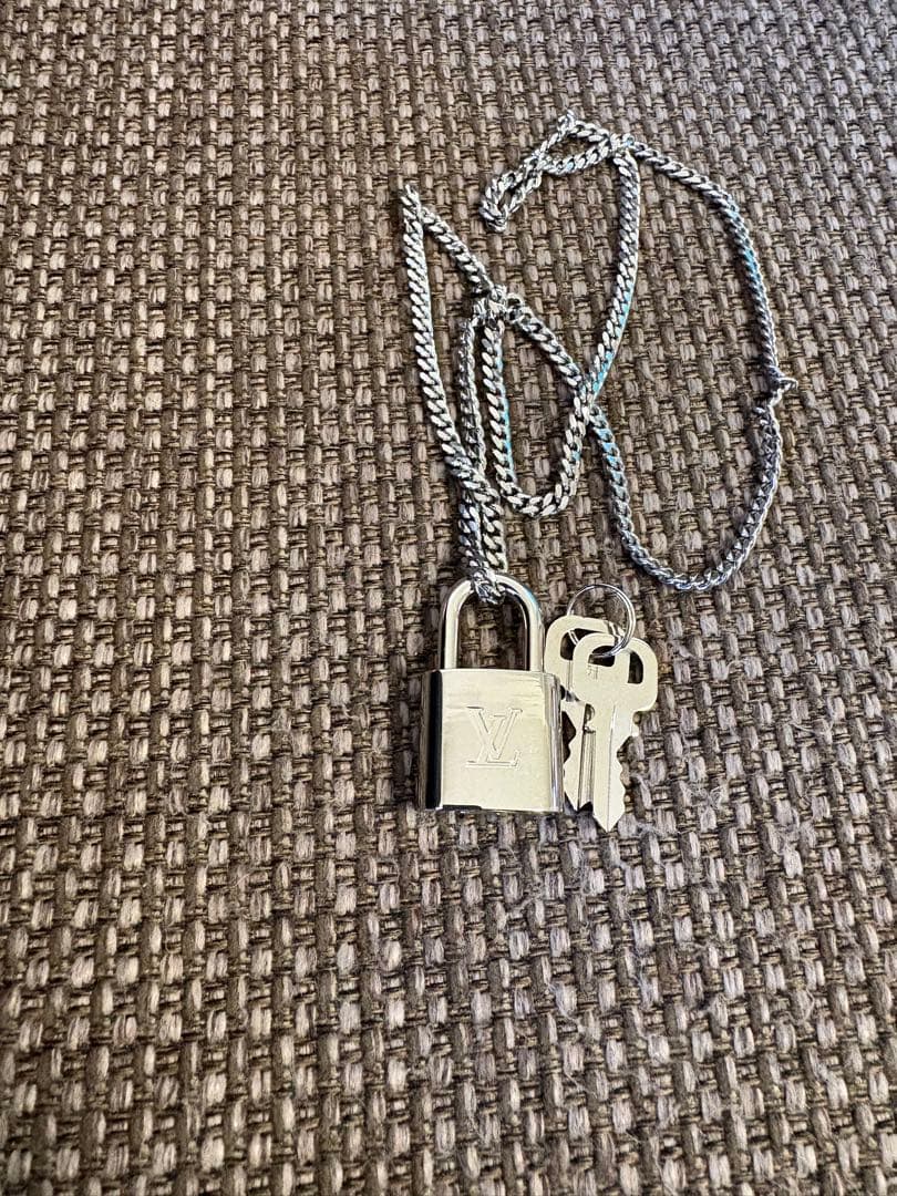 正規品　新品ルイヴィトン パドロックカデナ ネックレス シルバー南京錠321