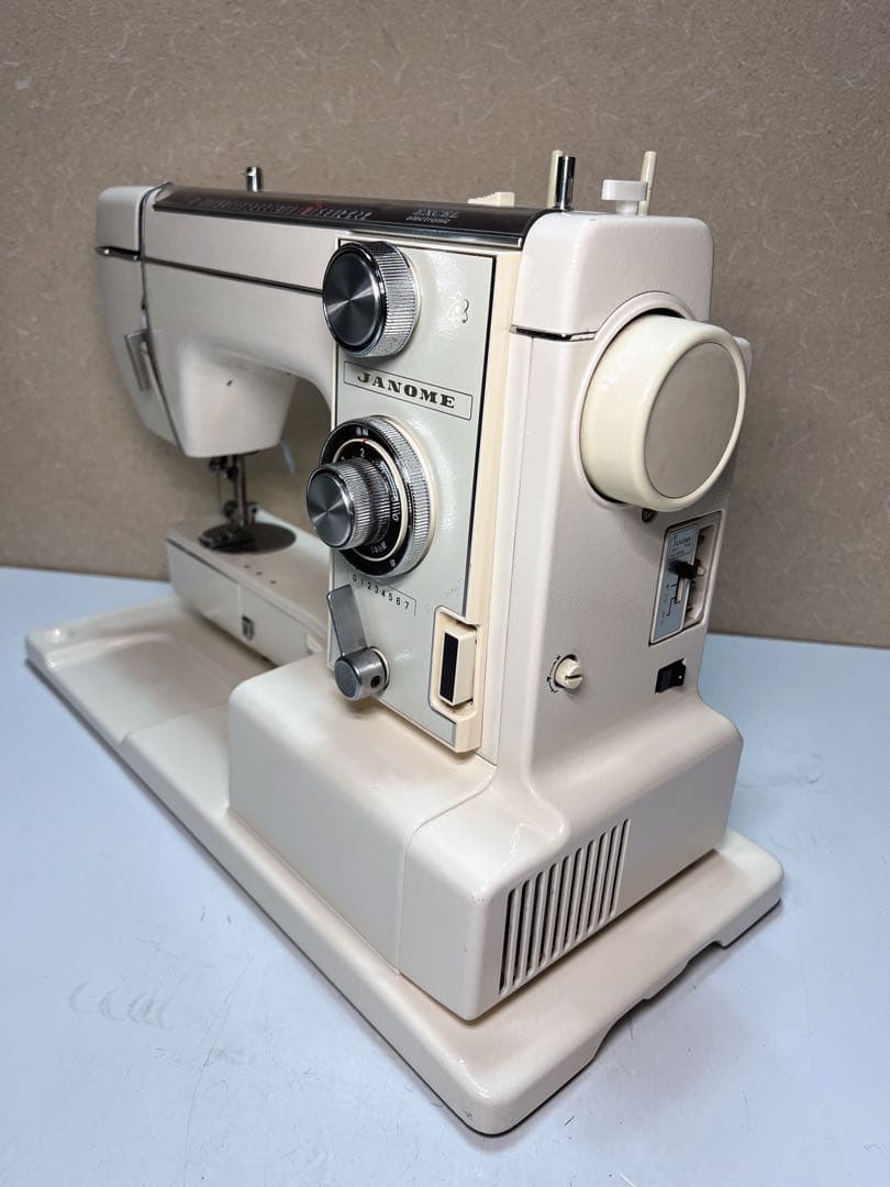 ジャノメ エクセル.フリーモーション刺繍もできるレトロミシン 815