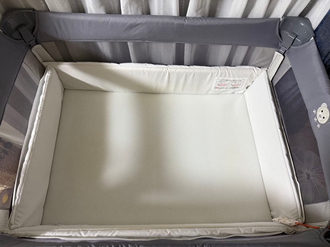 グレーのメッシュベビーベッド