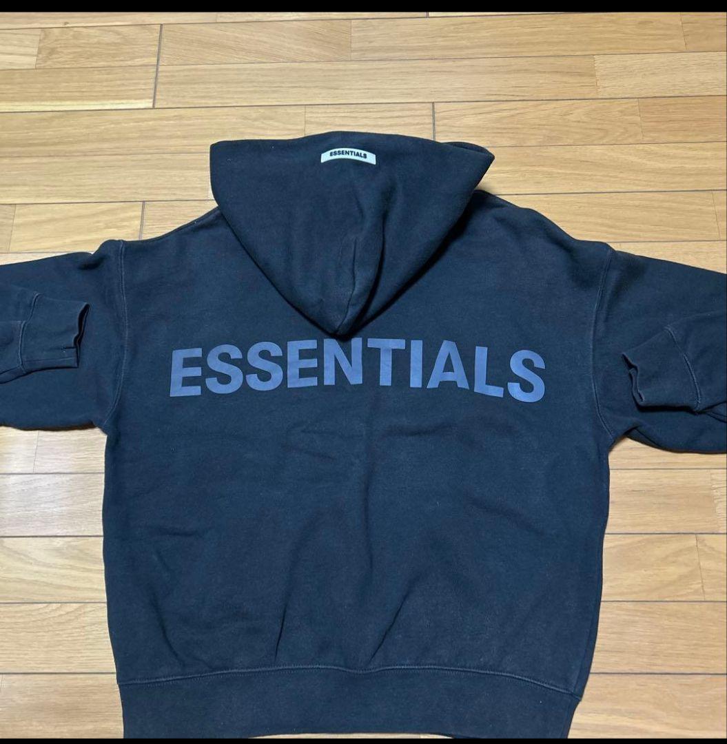 ESSENTIALS ブラックパーカー
