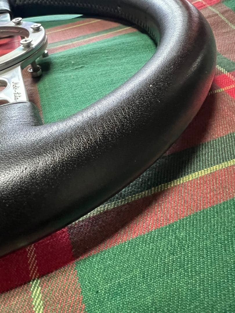 モトリタステアリング35センチ革の状態も良く良いステアリングです。