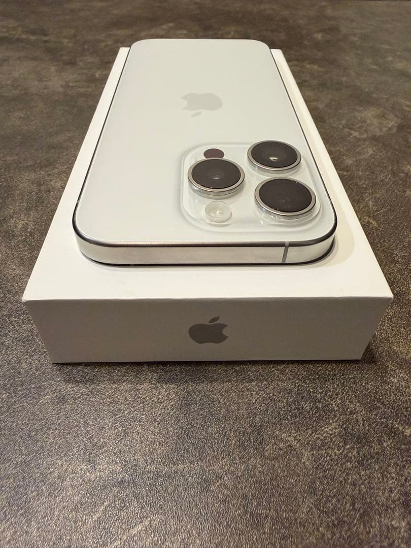 Apple iPhone 15pro 128GB 本体　ホワイトチタニウム