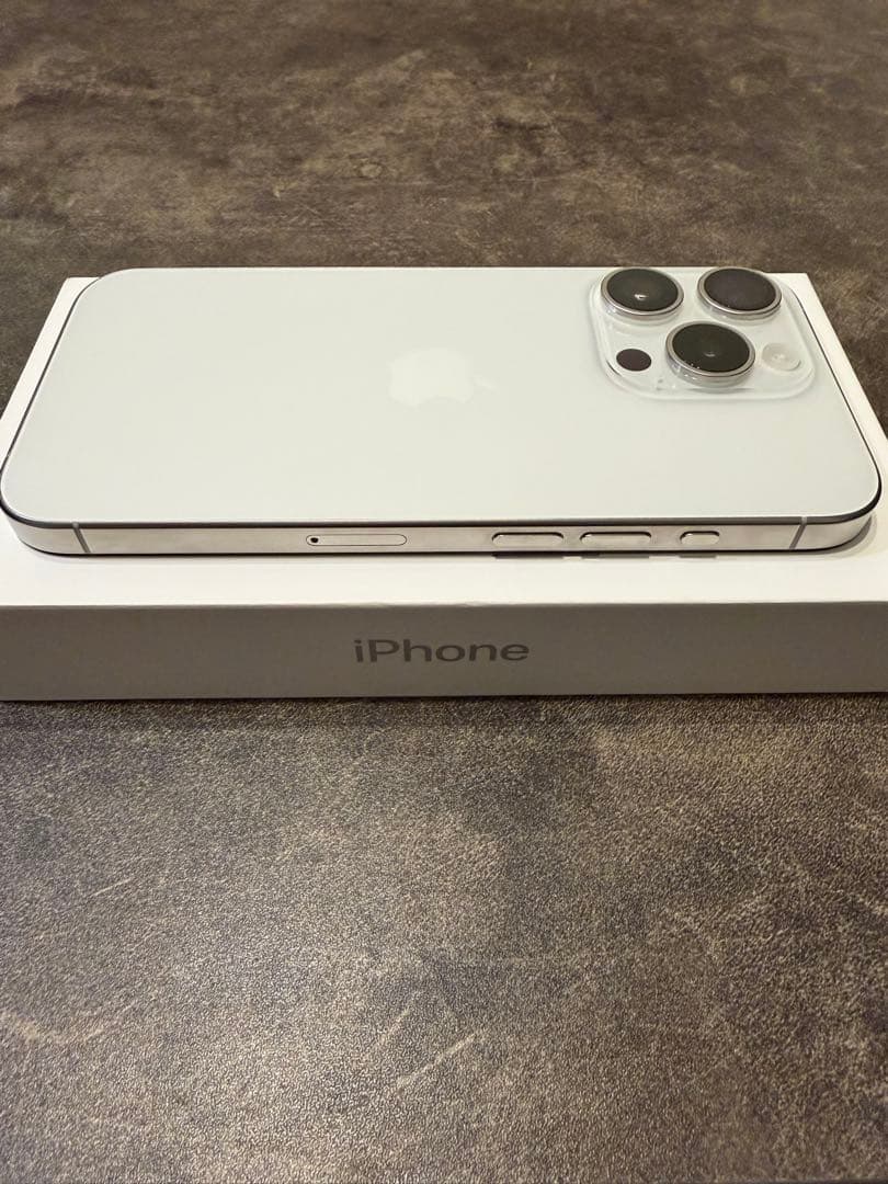 Apple iPhone 15pro 128GB 本体　ホワイトチタニウム