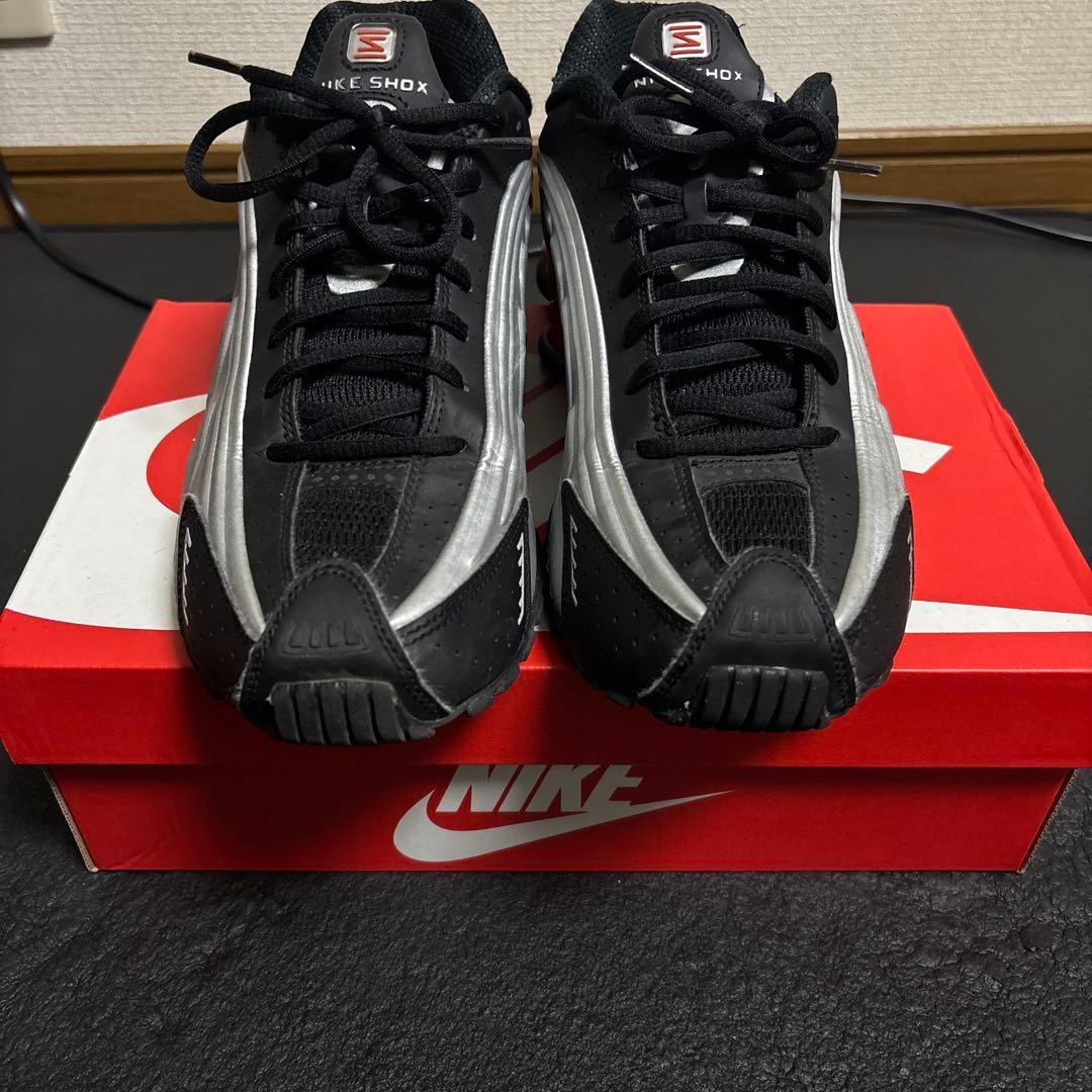 NIKE SHOX R4ブラック/シルバー/レッド