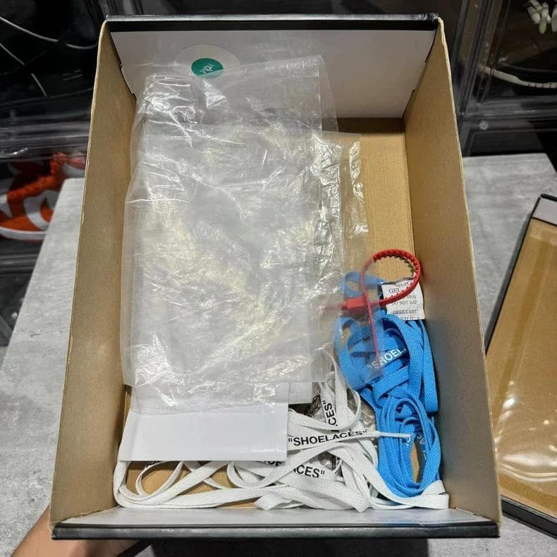 Off-White × Nike Air Jordan 1 UNC