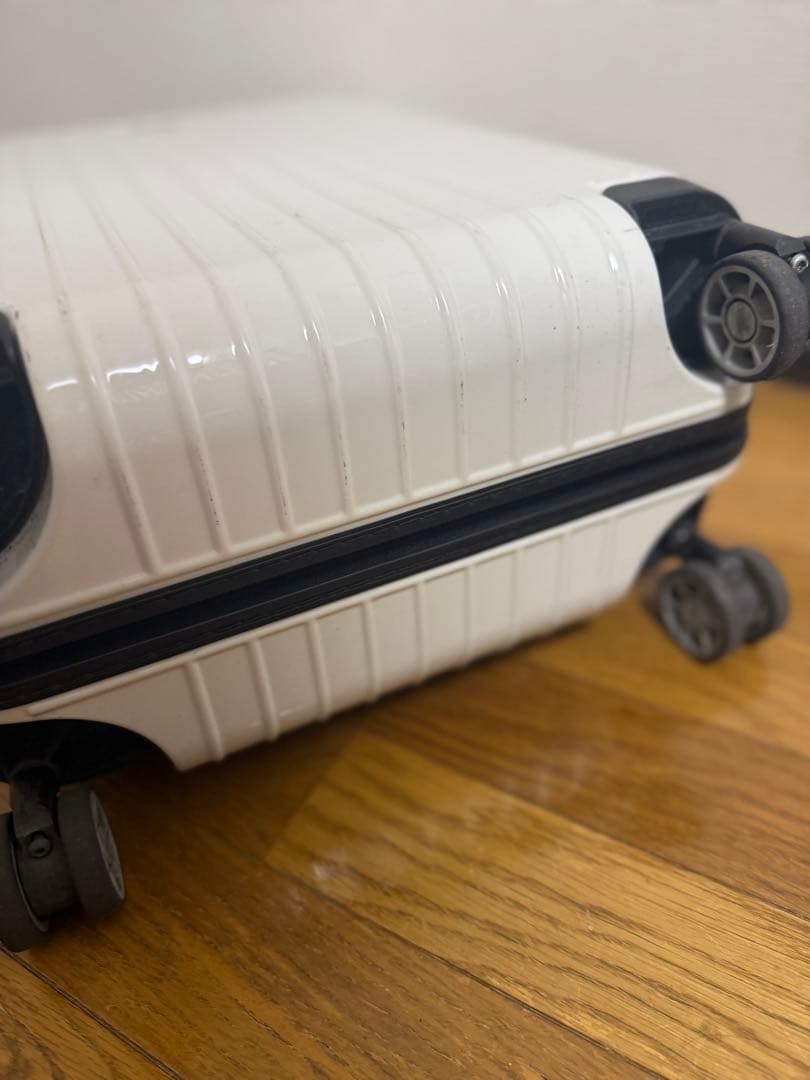 リモワ サルサエアー 32L 機内持ち込み 4輪　ホワイト　白