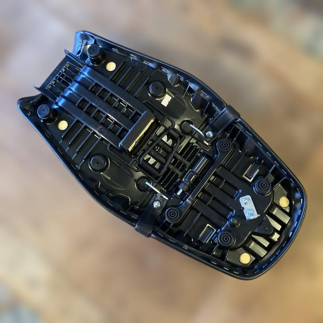 YAMAHA ヤマハxsr125 シート(自前で中身をカスタム)