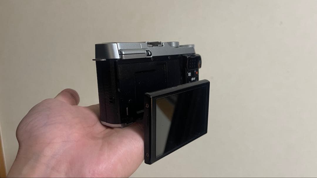 FUJIFILM ミラーレス一眼 X-A1 シルバー ウツレンズ付き