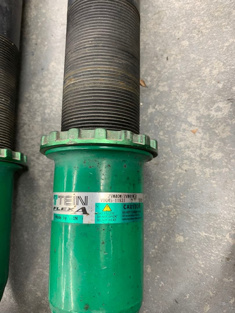 プリウスα車高調