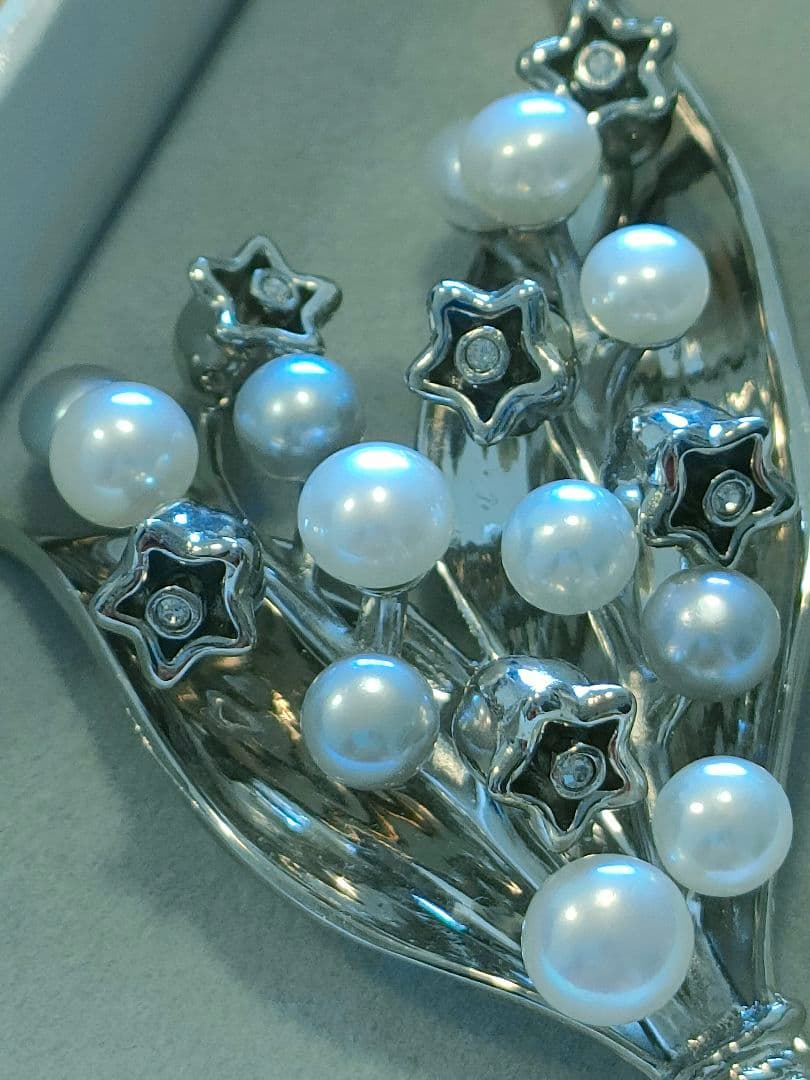 ディオール　ブローチ　Liliy