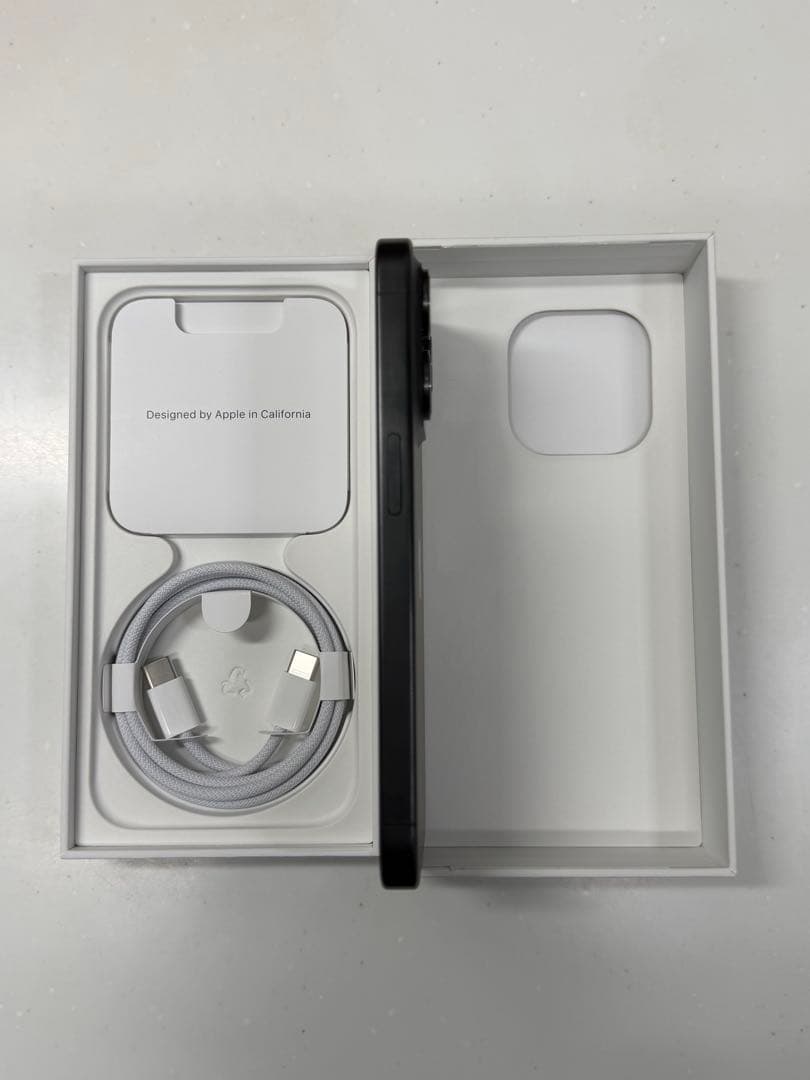 iPhone15Pro 256GB ブラックチタニウム　美品　オマケ多数あり