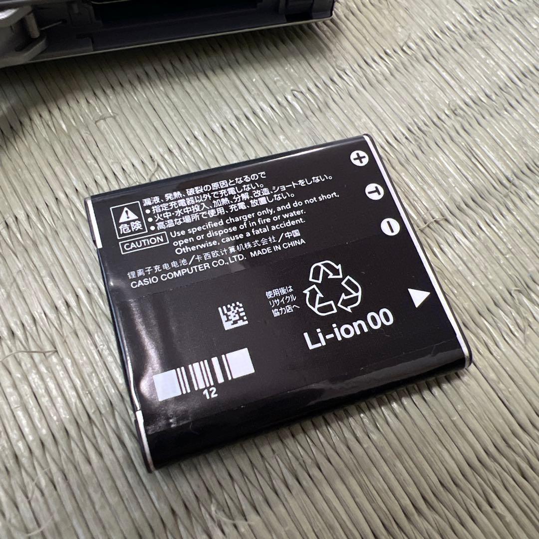 CASIO カメラ　EXILIM EX-ZS12 シルバー