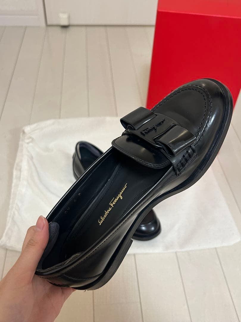 FERRAGAMO VIVALDO ブラックローファー