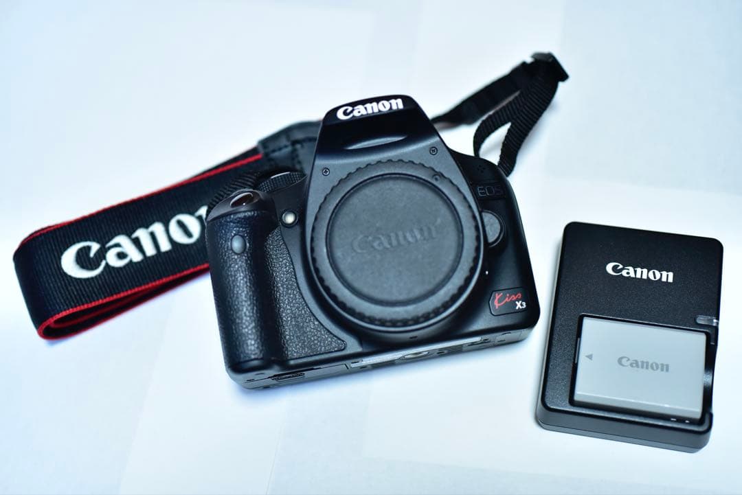Canon EOS Kiss X3本体とバッテリーチャージャー