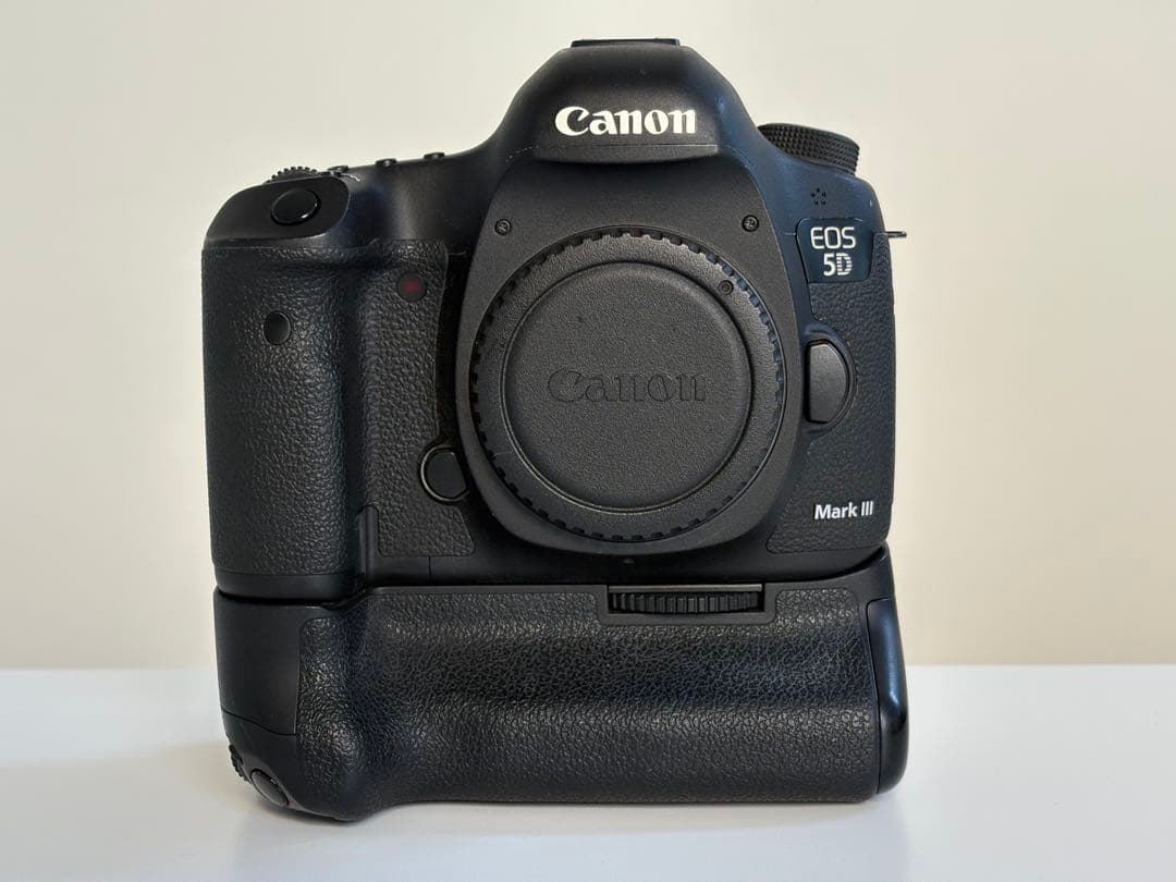 Canon EOS 5D Mark III 本体と付属品
