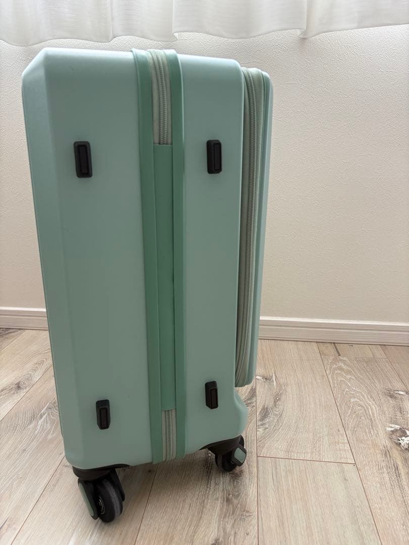 フリークエンター　キャリーケース　スーツケースLieve 32L