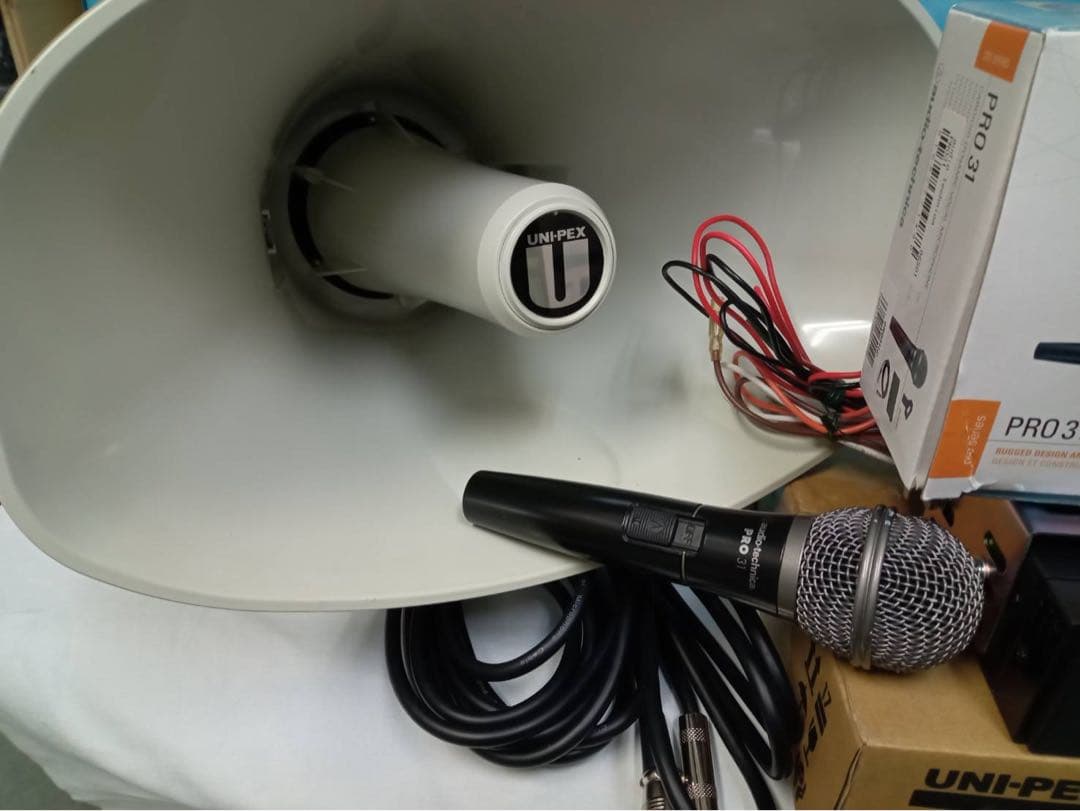 UNI-PEX　40W選挙スピーカー2本で　アンプ12V　40W１台　TOA