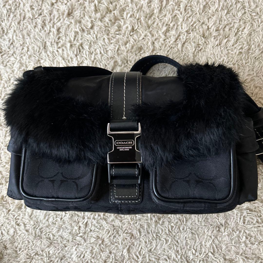 COACH シグネチャー　ブラック　ファー バッグ
