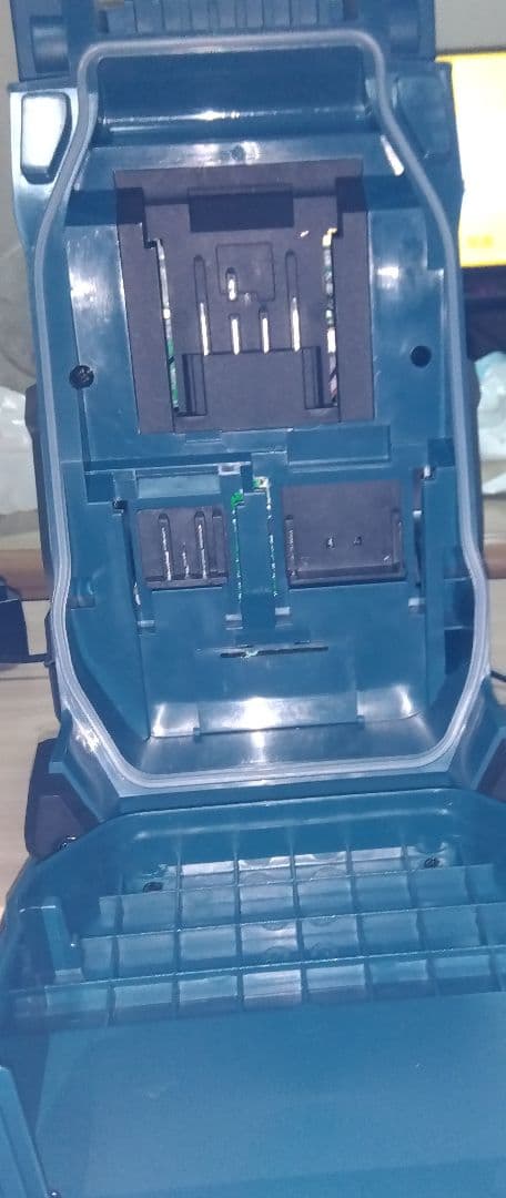 Makita MR002G 充電式ラジオ／Bluetoothスピーカー