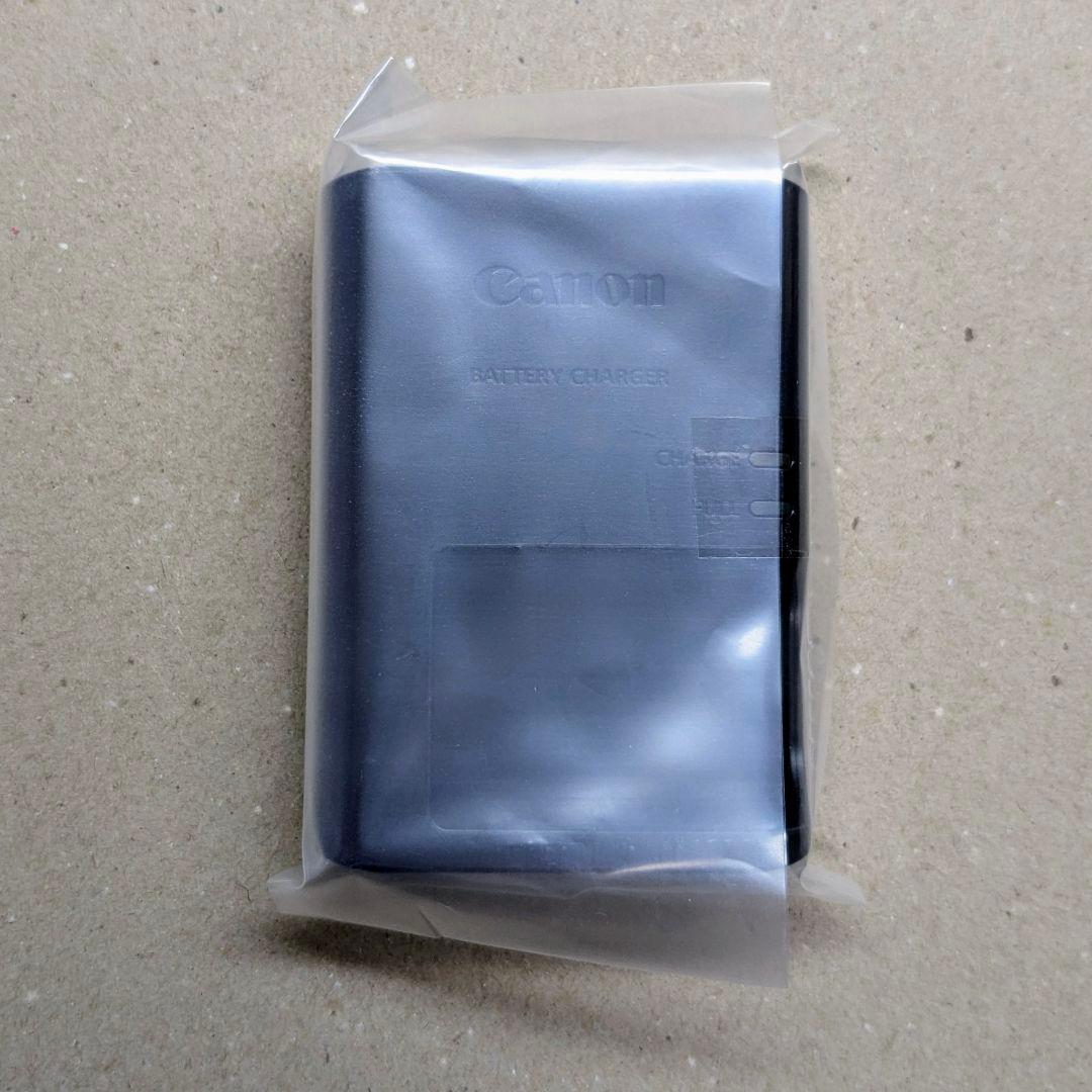 ミラーレス一眼カメラ EOS Kiss M2 ダブルズームキット ブラック