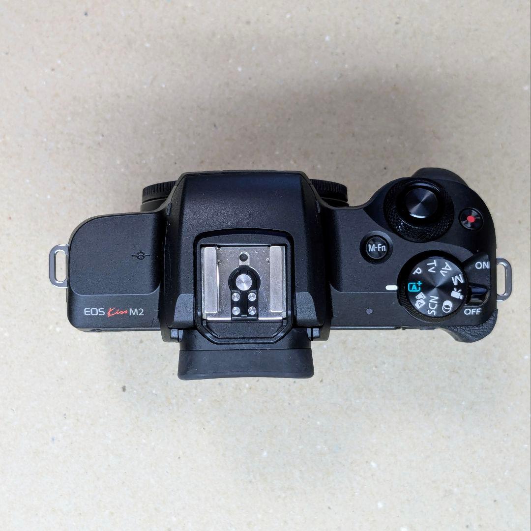 ミラーレス一眼カメラ EOS Kiss M2 ダブルズームキット ブラック