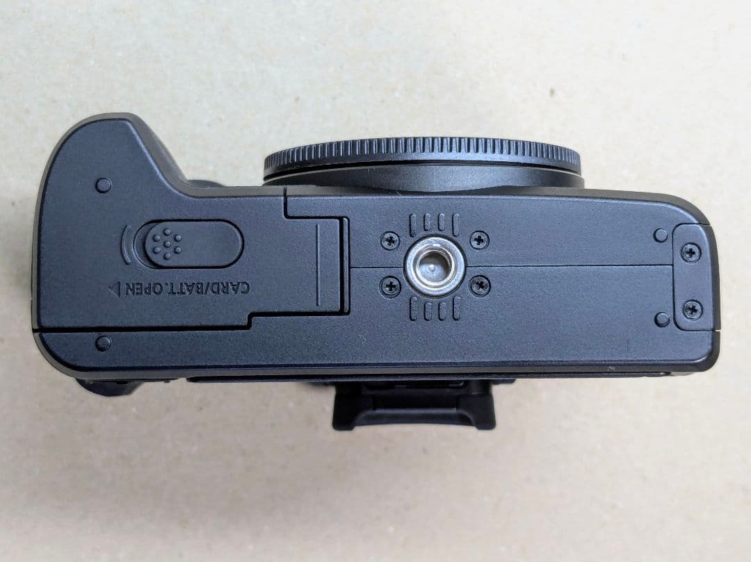 ミラーレス一眼カメラ EOS Kiss M2 ダブルズームキット ブラック