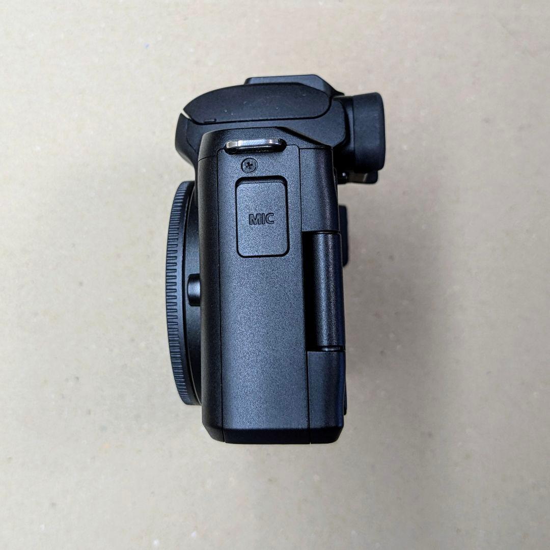 ミラーレス一眼カメラ EOS Kiss M2 ダブルズームキット ブラック