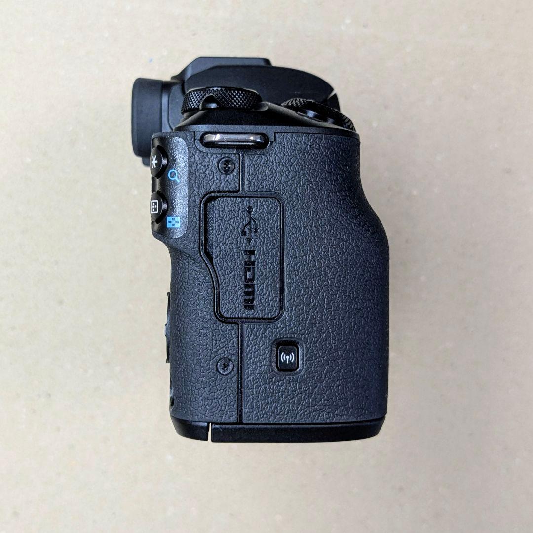 ミラーレス一眼カメラ EOS Kiss M2 ダブルズームキット ブラック