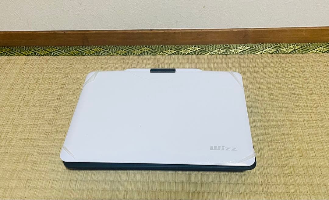 美品　地デジ対応10インチポータブルDVDプレーヤー