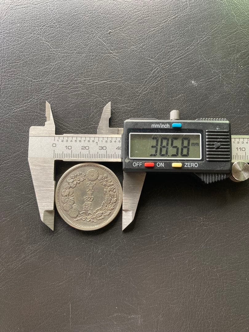 貿易銀　明治八年　一圓銀貨　　　　菊紋・竜　長支脈